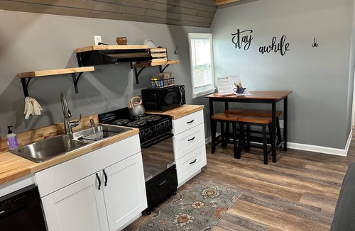 Abingdon Cottage | Tiny House with mountain view