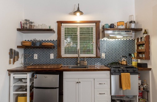Southeast Boise Cottage | TinyHouse Oasis - Hot Tub-Bikes-FirePit-BBQ-Projector-Ax Throwing-Pet Friendly