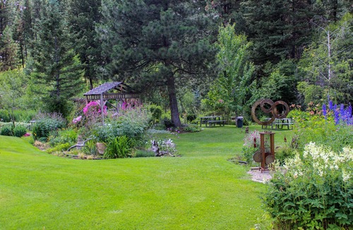 Jefferson County Cabin | Tizer Botanic Gardens Cabin 1/2 way between Yellowstone & Glacier National Parks
