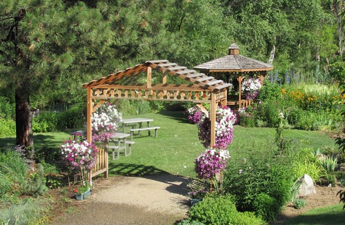 Jefferson County Cabin | Tizer Botanic Gardens Cabin 1/2 way between Yellowstone & Glacier National Parks
