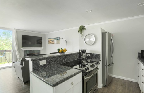 Point Loma Heights Condo | Top Floor | Balcony | W/D | Sea World | Amenities