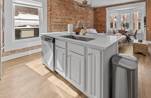 Chatham-Arch Apartment | Top Floor - Mass Ave in Heart of Indy with Balcony