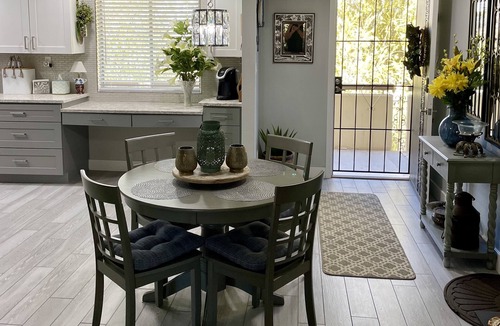 South Scottsdale Condo | TOP FLOOR - TOP CLASS CONDO! Within walking distance to Old Town Scottsdale.