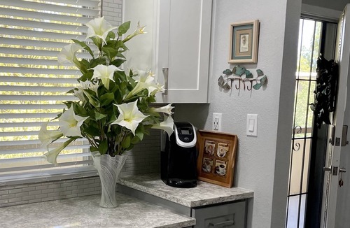 South Scottsdale Condo | TOP FLOOR - TOP CLASS CONDO! Within walking distance to Old Town Scottsdale.