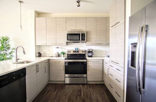 Fourth Ward Apartment | Top Floor with City Views ★ Gym & Pool ★ King Bed