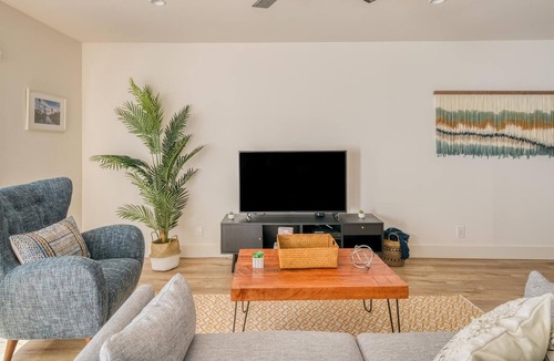 Torrance Apartment | Torrance 2BR 10 Minutes from the Beach