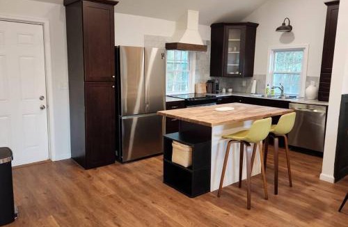 Duncan House | Town-Center Sanctuary:Cozy 3BD for Relocation