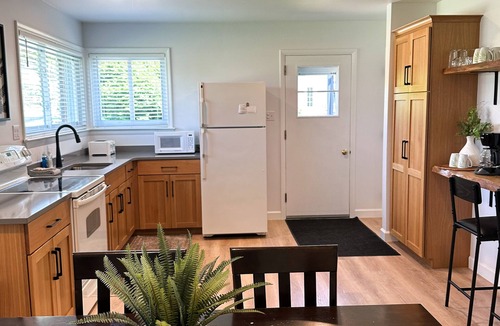 Ronks House | Town & Country Cottage. Located in the heart of Intercourse, Pa.