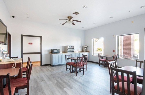 Clute Apartment | Townhouse Clute Lake Jackson|King Bed