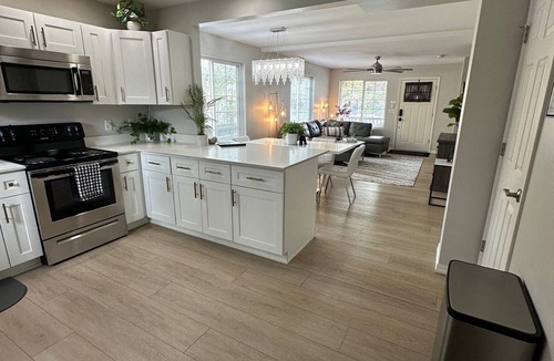 Franklin to the Fort House | Townhouse on Strand.Centrally located with all new furnishings and Central AC