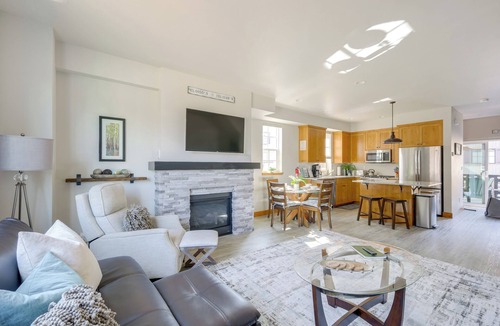 McCall House | Townhouse w/Garage: Walk to Payette Lake Beach!