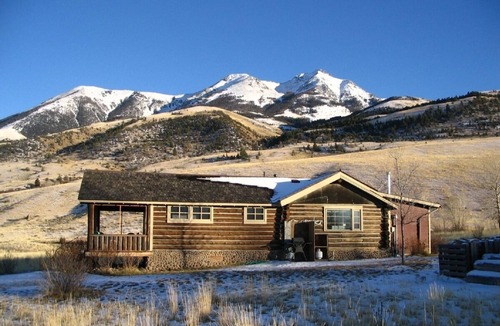 Pray Cabin | Traditional Cabin and Guest Cottage North of Yellowstone Park