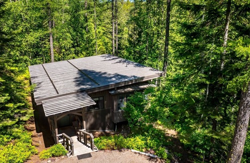 Columbia Falls House | Tranquil Creekside Cabin