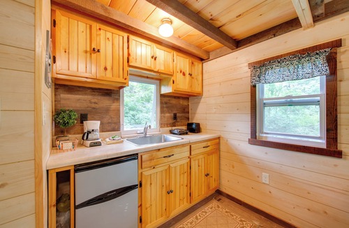Narvon Apartment | Tranquil Creekside Cabin in Dutch Country!