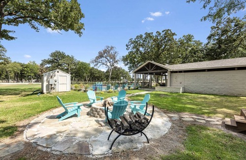 Waller House | Tranquil Farmhouse Bungalow Retreat with Pool & Goats near Houston in Hempstead, Texas