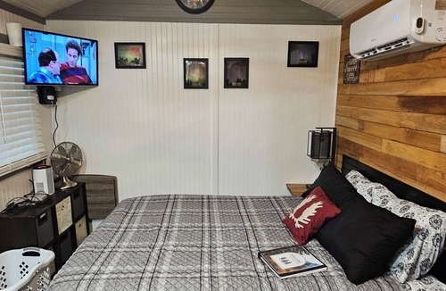 Jordan Road-Canyon Creek House | Tranquil Guest/Tiny house Retreat in Scenic Granite Falls with A/C, Wifi & more.