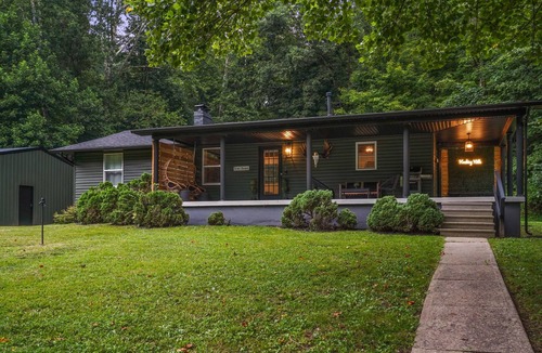 South Bloomingville Cabin | Tranquil Hocking Hills Cabin For 8: Hot Tub, Games