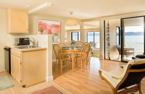 Inglewood Cottage | Tranquil Lake House near Seattle, Issaquah, Redmond