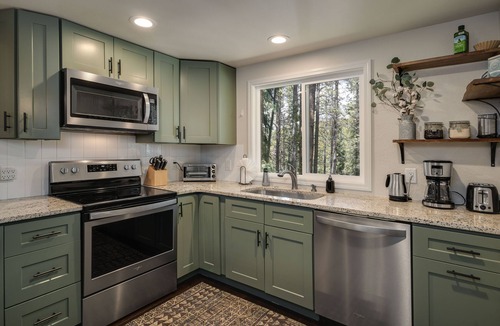 Blue River Cabin | Tranquil modern hike + ski Breck cabin w/Fast WiFi, HotTub, FirePit, 2 Kitchens