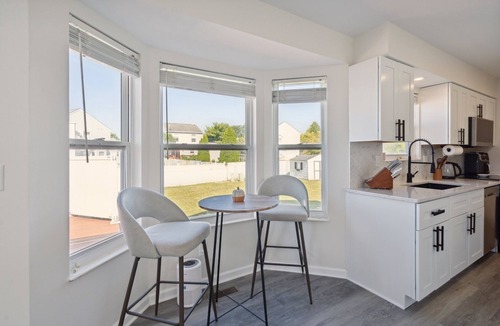 Reynoldsburg Villa | Tranquil Pet Friendly Retreat by by Estephanie Valdez