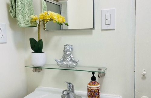 Beverly Grove House | Tranquil Retro Hollywood One Bedroom with Parking