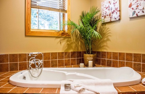 Tuwanek House | Tranquility Bay Waterfront Inn