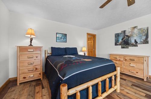 Smoky Mountains Ski Chalet | Trapper Johns Mountain Lodge 4 bed, 3 bath private location in Wears Valley with mountain views