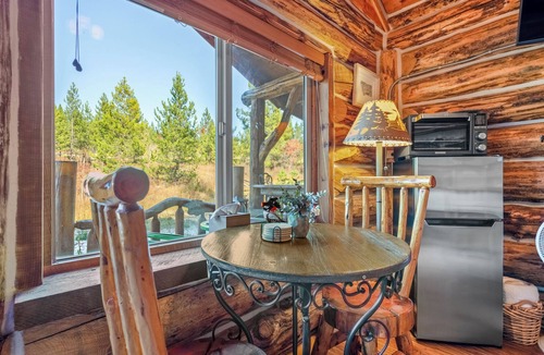 Coram Cabin | Trapper's Cabin, 7 Min to Glacier, Dogs Welcome
