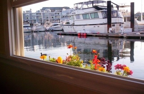 Thompson Square - Bunker Hill Boat Rental | Travelers Choice Best of Boston Houseboat Suite 1!