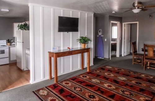 Gardiner Hotel | Travelodge by Wyndham Gardiner Yellowstone Park North