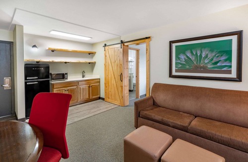 Lovell Hotel | Travelodge by Wyndham Lovell/Bighorns