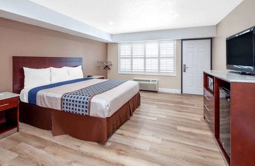 Harbor Hotel | Travelodge by Wyndham Harbor City