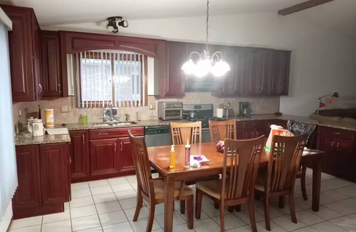 Westland House | Tremendous 3-bedroom house with AC in welcoming Westland