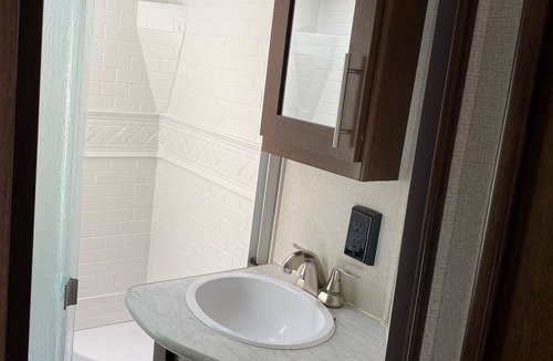 Gillette RV Rental | Tremendous camper with A/C and full hookups. Close to the Camplex.