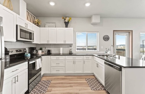 South Perry District Apartment | Trendy 2 Bed 2 Bath Near Perry Dist and Downtown!