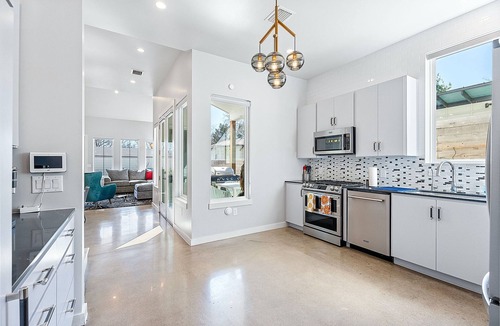 South Manchaca House | Trendy 3 bedroom in South Austin! Pet Friendly!