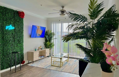 South Central Houston Apartment | Tropical Breeze - 2BR- FIFA - Walk to NRG - Pool - Gym - Sleep 6