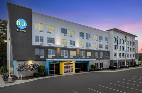 Cape Fear Hotel | Tru by Hilton Fayetteville I-95