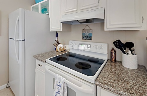 Pirates Beach House | Tutt Hutt - Fenced yard Home in Pirates Beach!