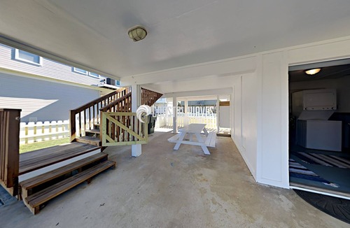 Pirates Beach House | Tutt Hutt - Fenced yard Home in Pirates Beach!
