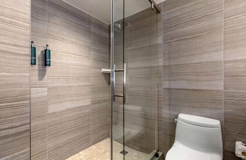 West End Hotel | Two 1BR King Suites | 5-Min Drive to White House | Free Breakfast w/Pool Access