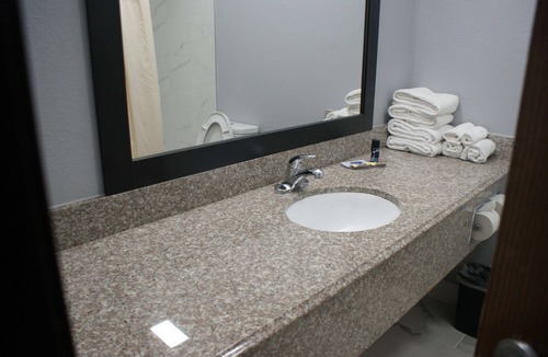 Van Buren Hotel | Two Affordable Rooms with Complimentary Breakfast | Pool Access