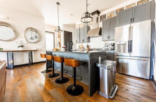 Edgehill House | Two Lavish Gulch Homes - Mins to Broadway