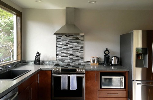 Gardiner House | Two minutes from Yellowstone Park Gate. 30ft. deck w/BBQ overlooking the river.