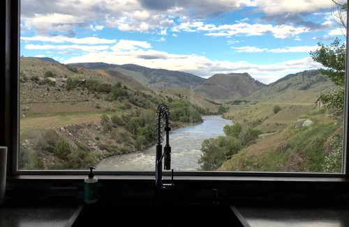 Gardiner House | Two minutes from Yellowstone Park Gate. 30ft. deck w/BBQ overlooking the river.