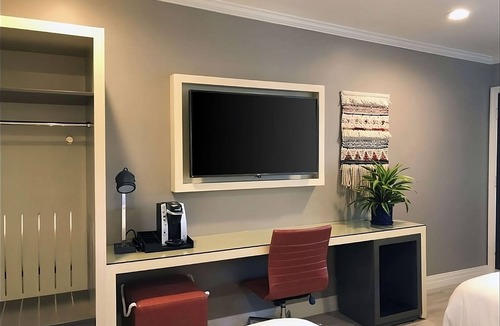 Southeast Torrance Hotel | Two Stylish Rooms, Four Queen Size Beds, Parking, Courtyard & Breakfast Included