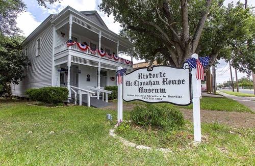 Beeville House | Two Units Perfect for Big Groups, with Free Parking, Pet-friendly!