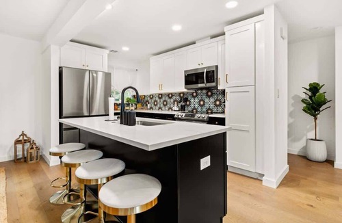 South Lamar House | TX Twoplex, 6 bedrooms, sleeps 14, pools, firepits!