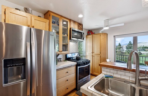 University District Apartment | U District Custom Duplex w/large covered deck, Near Downtown & UMT