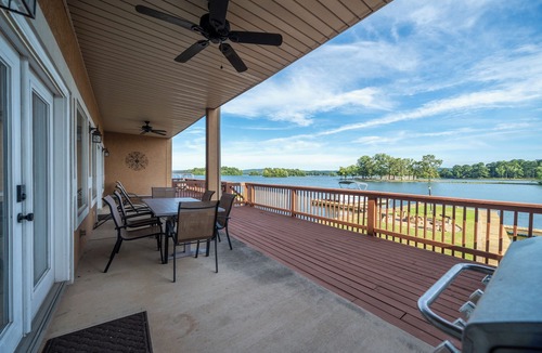 Lake Hamilton Condo | Ultimate Lakefront Retreat in Hot Springs with Private Boat Slip!